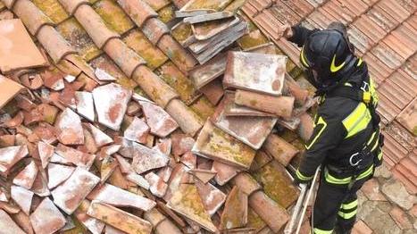 Pompieri al lavoro sui tetti danneggiati