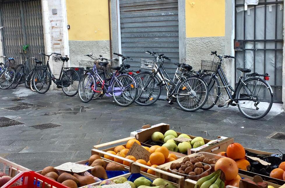 Via le rastrelliere, bici lasciate ovunque 