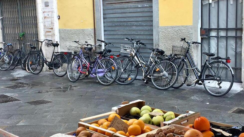 Via le rastrelliere, bici lasciate ovunque