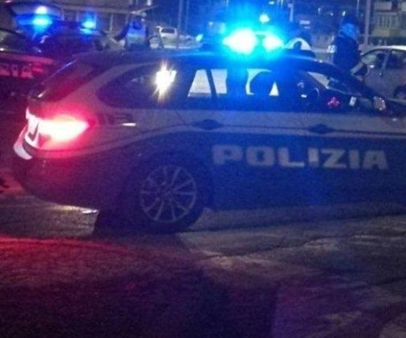 Tampona un’auto ferma al semaforo del pontile e fugge via 