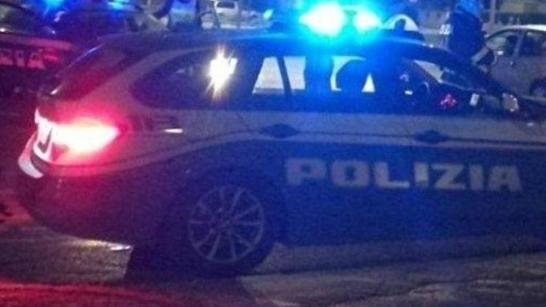Tampona un’auto ferma al semaforo del pontile e fugge via