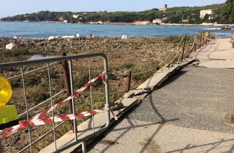 La mareggiata distrugge un tratto di passeggiata
