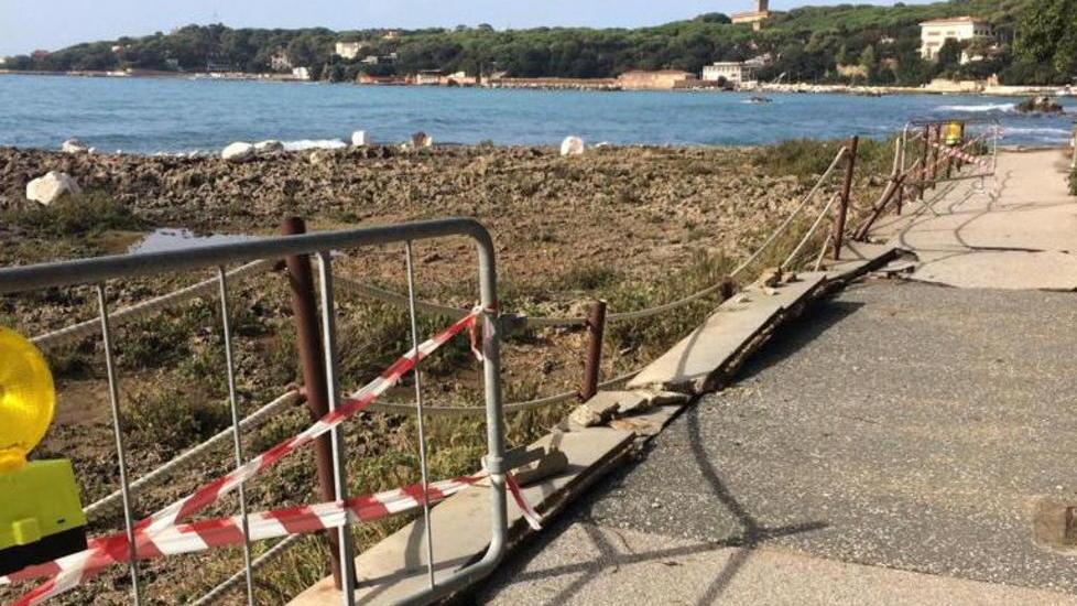 La mareggiata distrugge un tratto di passeggiata