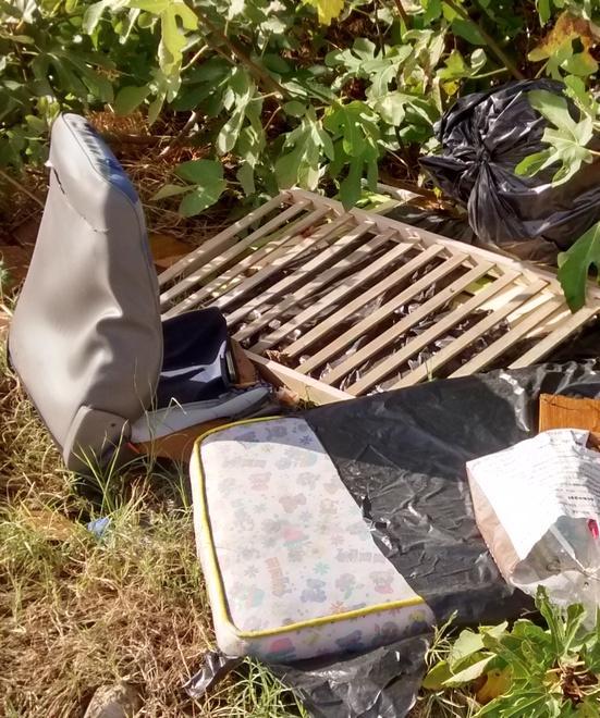 Via Enriques, discarica autogestita c’è chi prende e chi lascia i rifiuti 