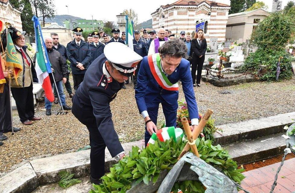 Una corona in ricordo dei Caduti in guerra
