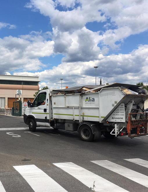 Muore sulla strada per gettare i rifiuti nel camion di Alia 