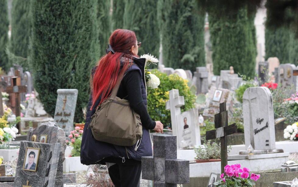 Messa al cimitero di Chiesanuova