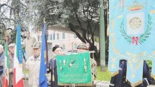 Il gonfalone di Carrara in una cerimonia