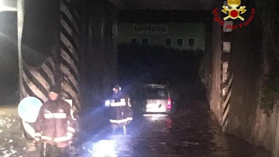 Intrappolati nel sottopasso Fratelli salvati dai pompieri