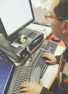 Un uomo chatta su internet in una immagine di repertorio