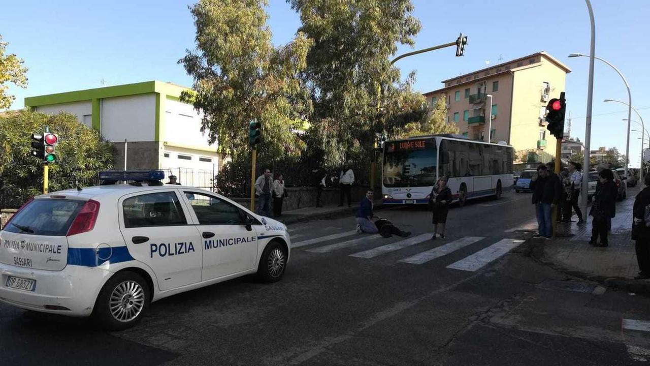 Pedone urtato sulle strisce pedonali