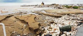 La spiaggia di Salivoli devastata dal maltempo e dagli sversamenti fognari