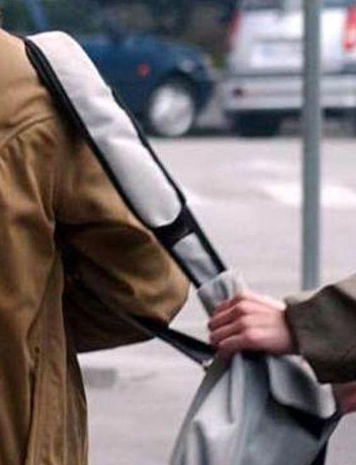 Anziana viene scippata mentre passeggia con un’amica in centro