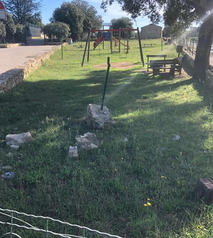 La minoranza: «Degrado nel parco giochi»