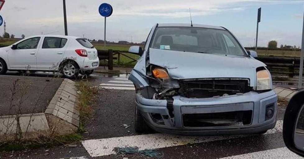 Auto schianta sul guard rail