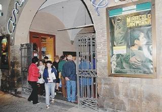 La sala del cinema e l’ingresso degli spettatori al Centrale di piazza Cittadella: l’ultima proiezione ci sarà il 28 settembre
