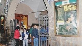 La sala del cinema e l’ingresso degli spettatori al Centrale di piazza Cittadella: l’ultima proiezione ci sarà il 28 settembre