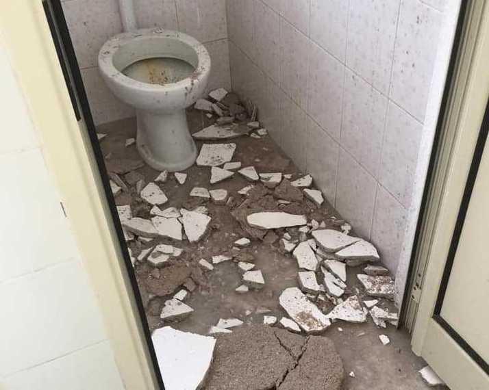 Crolla l’intonaco a scuola Serra: ma è un’area chiusa 