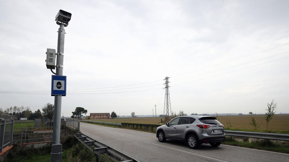 Le auto sfrecciano sulla provinciale I residenti vogliono un tutor e controlli 