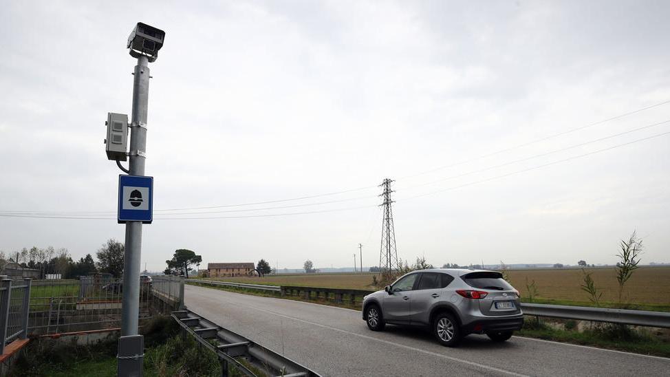 Le auto sfrecciano sulla provinciale I residenti vogliono un tutor e controlli