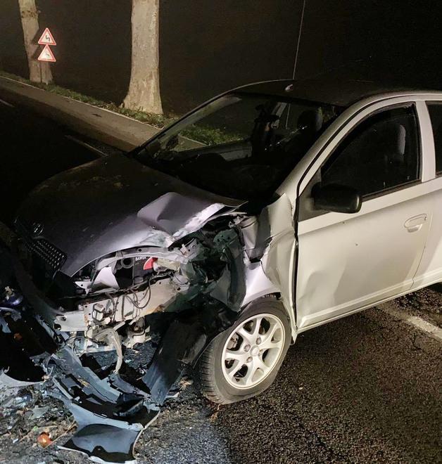 Finisce con l’auto contro l’albero 