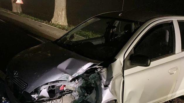 Finisce con l’auto contro l’albero
