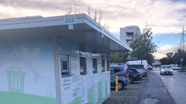 La nuova “ecostation” di via Giambellino avvolta dal degrado