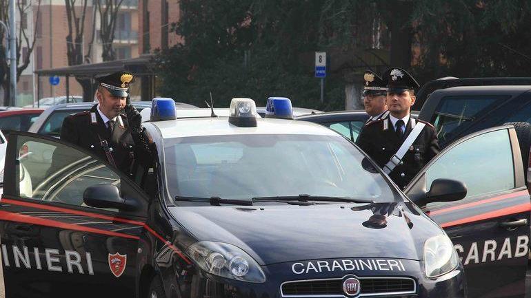 Prende a calci e pugni la compagna: arrestato