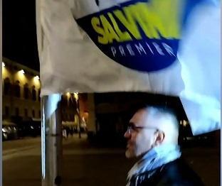 Naomo e la bandiera della Lega: il codice lo “salva”, senza il Tricolore non c’è vilipendio 