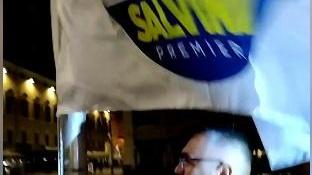 Naomo e la bandiera della Lega: il codice lo “salva”, senza il Tricolore non c’è vilipendio