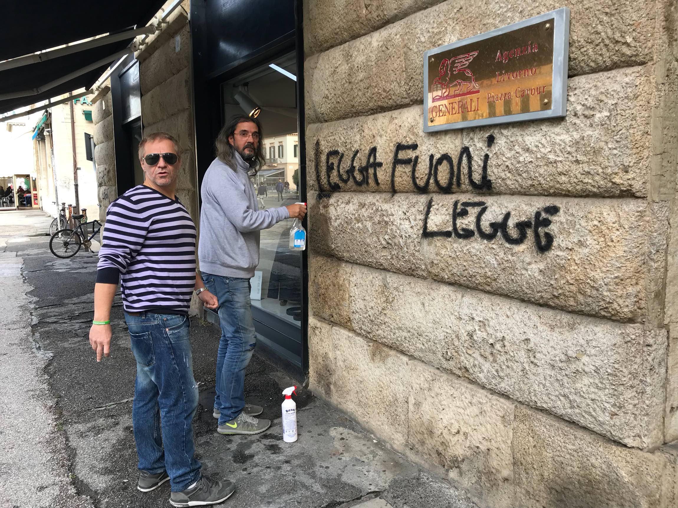 Il muro della sede della Lega imbrattato con lo spray