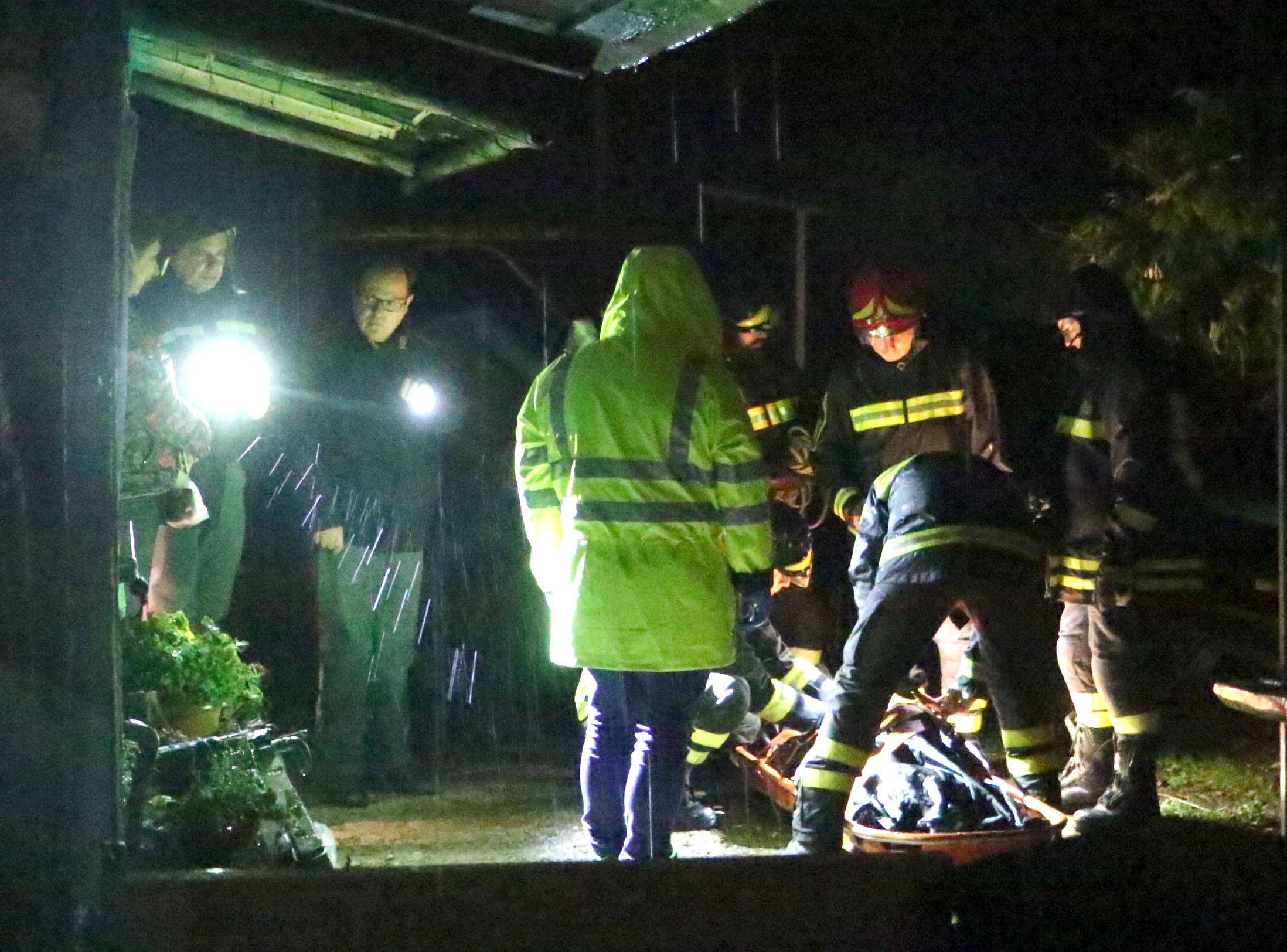 Vigili del fuoco e soccorritori davanti alla casa e al corpo di Masini