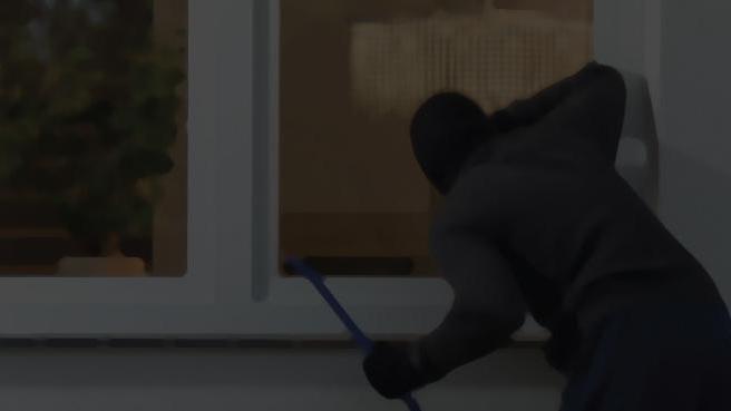 Esce per andare al lavoro, gli svaligiano casa