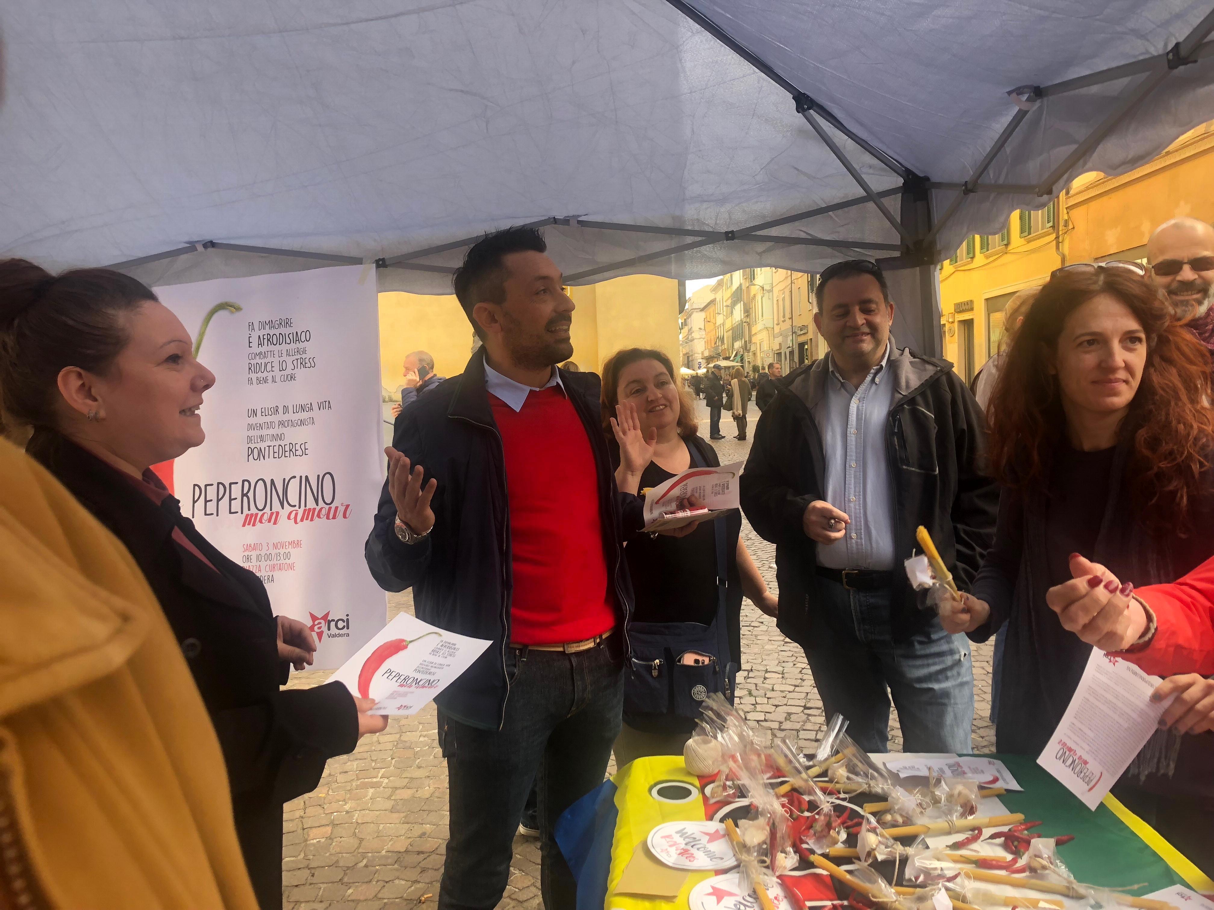 Arci risponde al centrodestra distribuendo pasta e ...peperoncino - Video