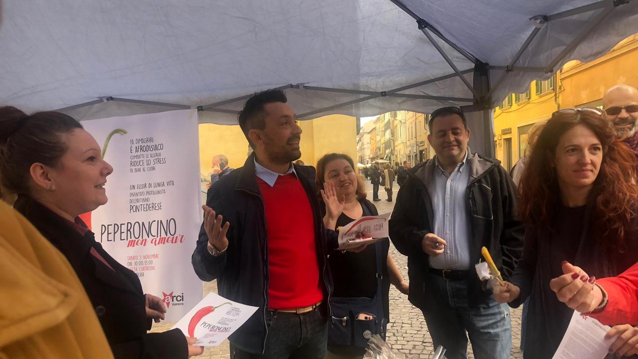 Arci risponde al centrodestra distribuendo pasta e ...peperoncino - Video