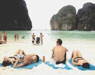 Turisti in una spiaggia tropicale