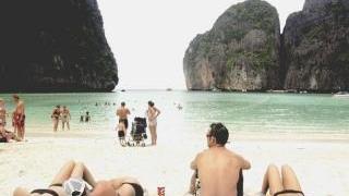 Turisti in una spiaggia tropicale