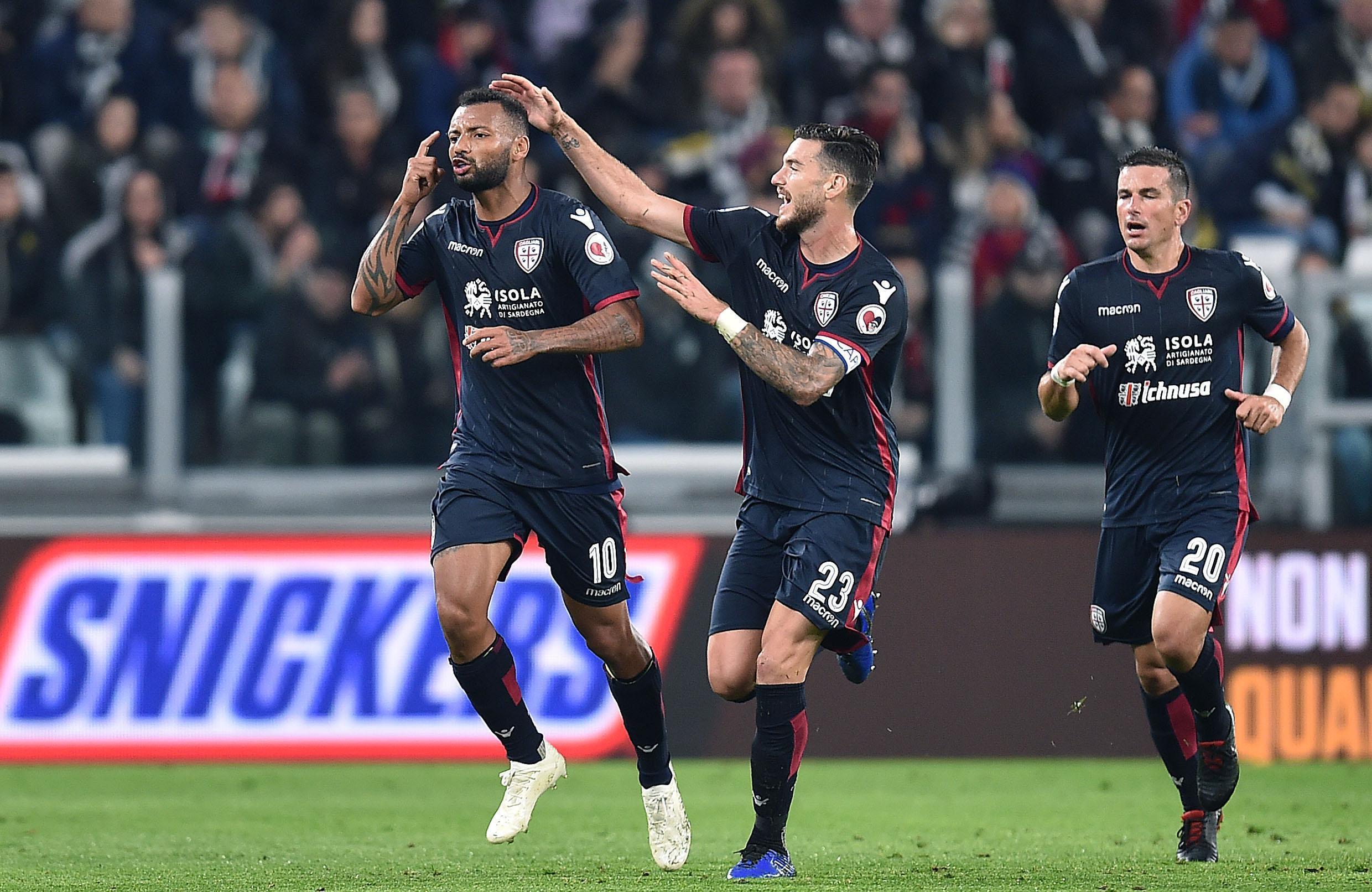 L'esultanza dei rossoblù per il gol di Joao Pedro