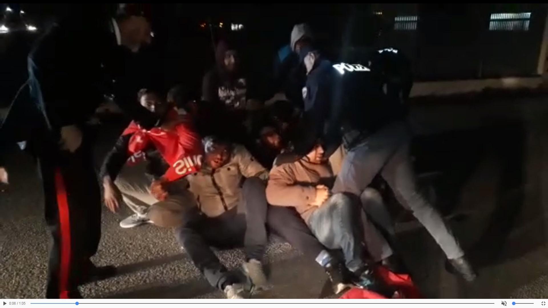 "Sollevati di peso dai poliziotti per impedirci di protestare"