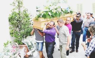 Il feretro portato a spalla da familiari e amici sul sagrato della chiesa
