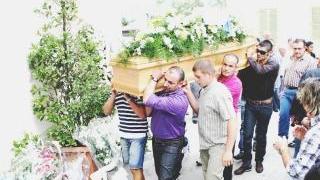 Il feretro portato a spalla da familiari e amici sul sagrato della chiesa
