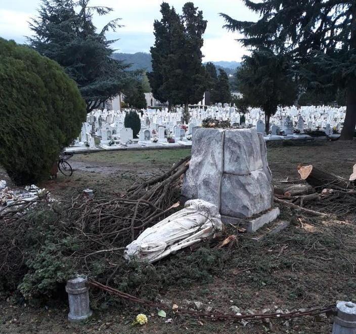 Semidistrutto il monumento ai Caduti di Turigliano 
