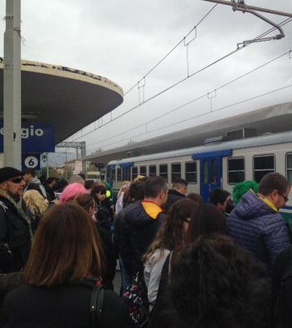 Tutto esaurito il treno da Viareggio a Lucca In piedi fino a destinazione 