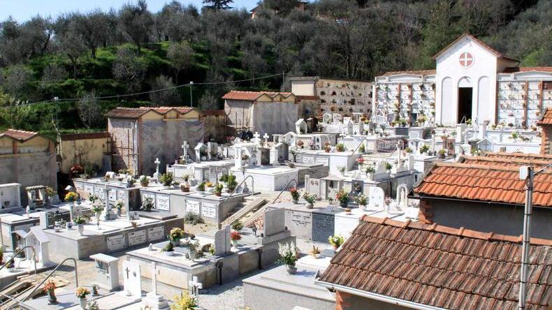 I volontari aiuteranno gli anziani a portare fiori sulle tombe dei loro cari