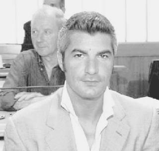 Sopra l’ex assessore alle finanze Maurizio Morelli. A destra il palazzo comunale