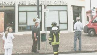 Vigili del fuoco e impiegati fuori dal Monte dei Paschi a Solvay