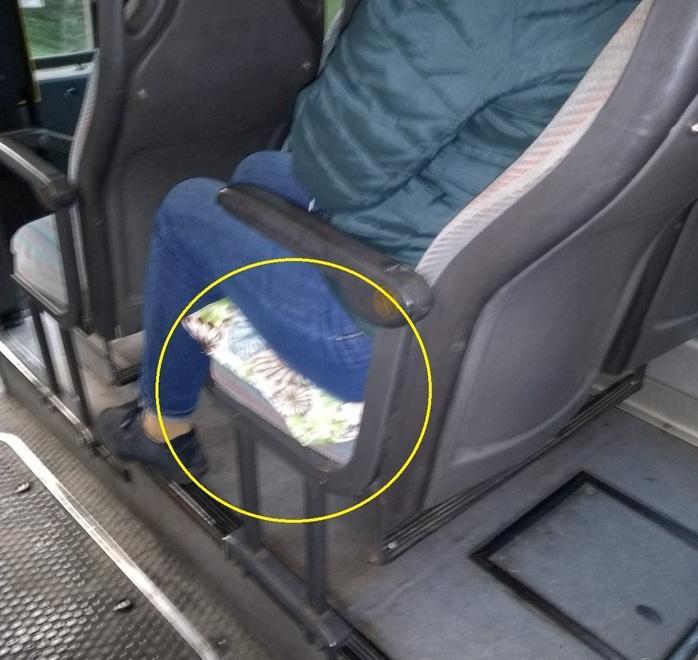 Piove negli autobus Tiemme «Viaggio con le buste di nylon» 