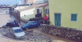 La ruspa al lavoro per recuperare le auto trascinate via dal nubifragio a Rio Marina