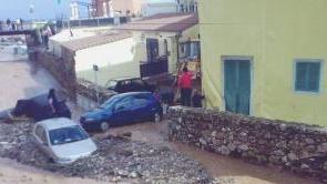 La ruspa al lavoro per recuperare le auto trascinate via dal nubifragio a Rio Marina