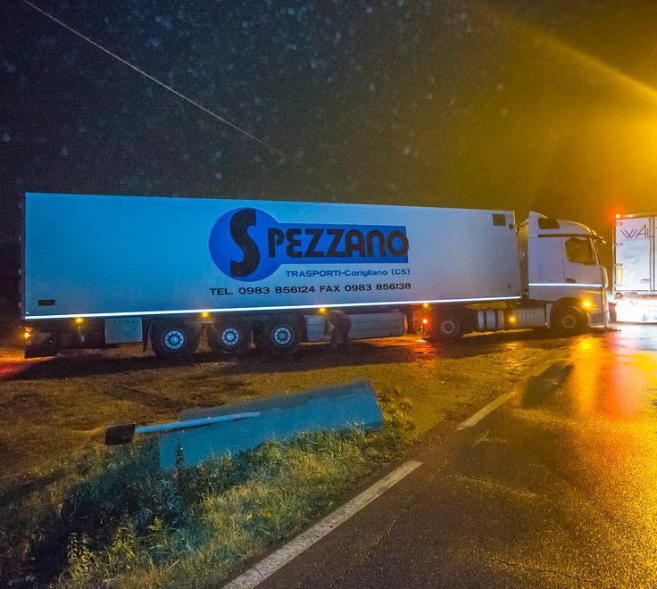 Via Gherbella bloccata da un Tir finito nel fango